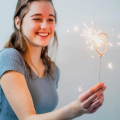 Prskavka ve tvaru čísla "6", hoří 30s, výška 17 cm