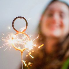 Prskavka ve tvaru čísla "8", hoří 30s, výška 17 cm