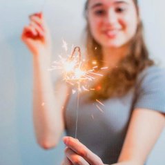 Prskavka ve tvaru čísla "4", hoří 30s, výška 17 cm