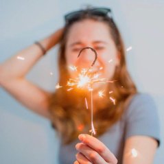 Prskavka ve tvaru čísla "2", hoří 30s, výška 17 cm